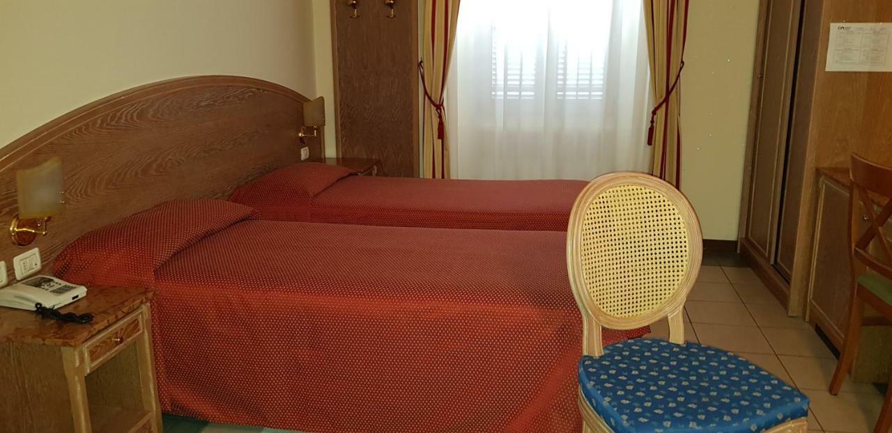 Hotel La Cupola ノヴァーラ エクステリア 写真