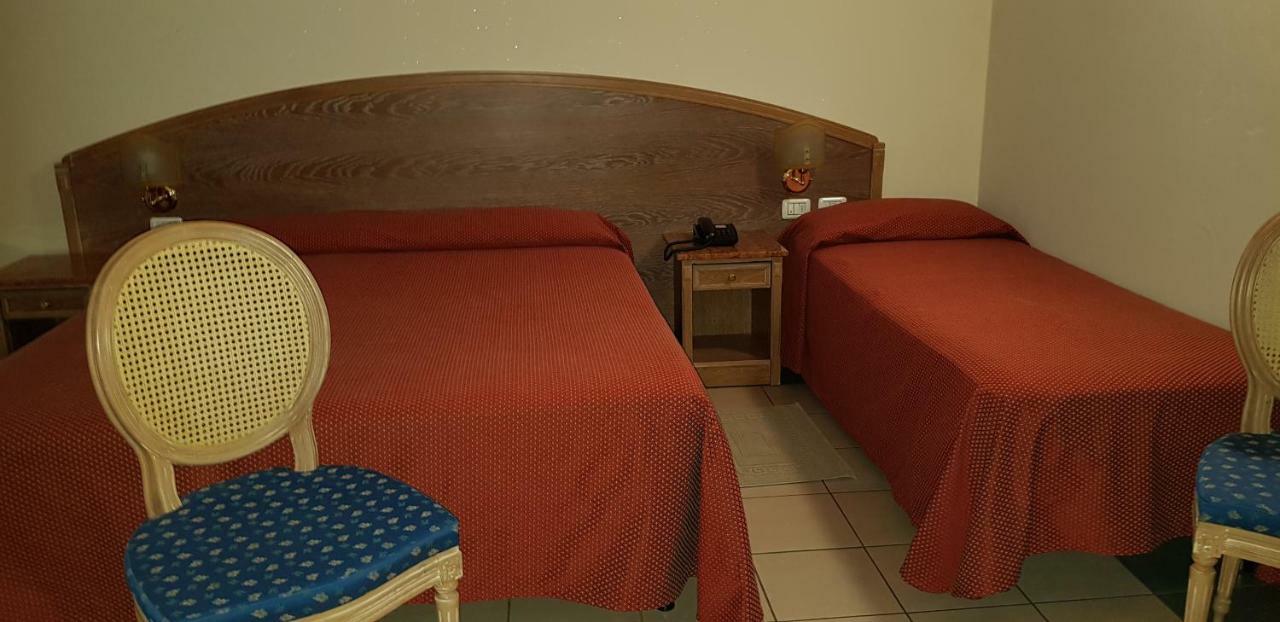 Hotel La Cupola ノヴァーラ エクステリア 写真